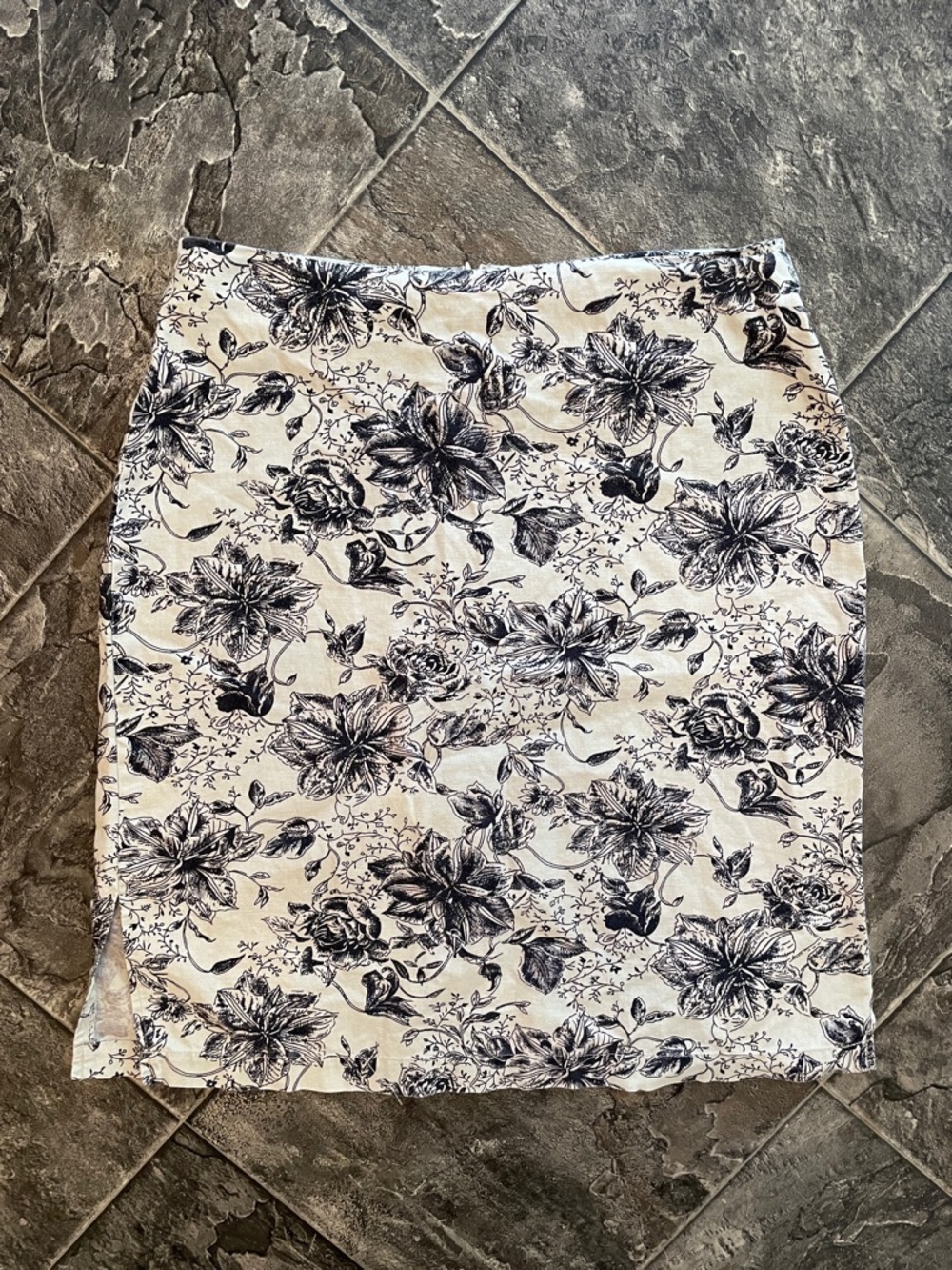GLORIA VANDERBILT Linen/Cotton Floral Print Black & Cream Old Money Pencil Skirt